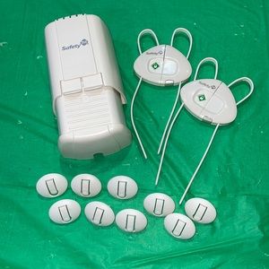 VGUC Lot Safety First 1st Child Baby Proof Outlet Plug Covers Cabinet Door Locks